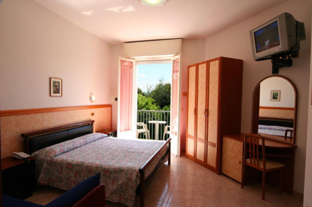 Hotel Parigi Rimini Esterno foto